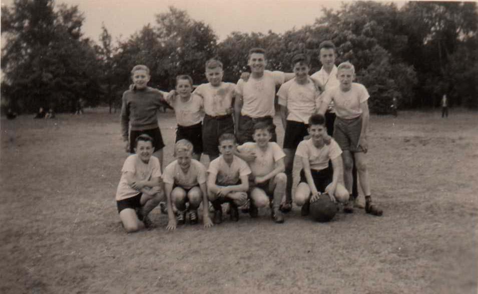 Schooljaar 1958-59: 5de A, voetbalploeg Achteraan: Eugène De Schryver, Alain Decatelle, Bertrand De Vetter, Michaël Matthys, Jules Thienpondt
