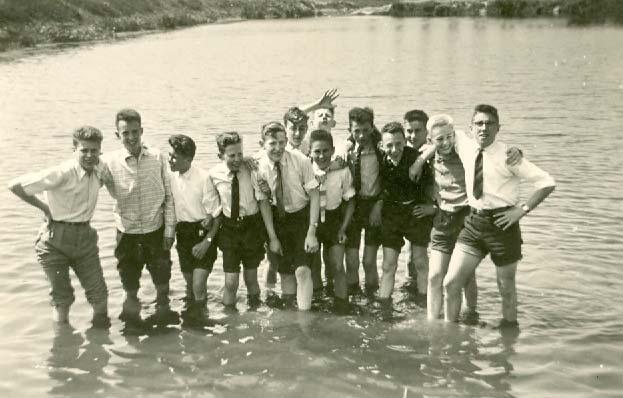 Schooljaar 1958-59, in de pas gegraven ringvaart Michel Verhulst, Yvan Scherpenberg, Sidon De Vreese, Pol Vergauwen, Karel D haese (1962LG), Achiel