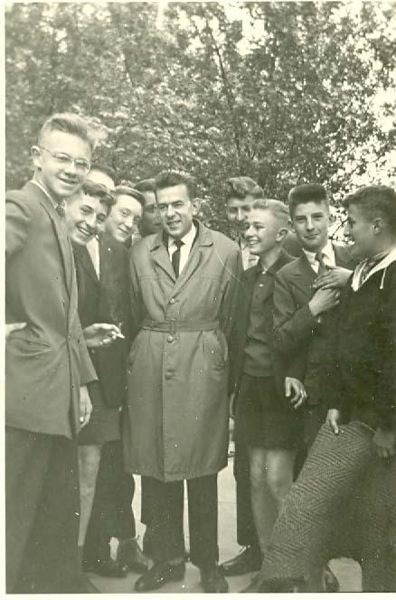Schooljaar 1958-59, Meibedevaart naar Dadizele: in de speeltuin Paul Cornelis, Jules Thienpondt (1964LG), Michaël Matthys, Eric Schepens