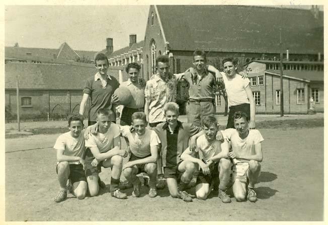 Schooljaar 1958-59: Voetbalwedstrijd 4de-3de: 7-0 Staand: A.