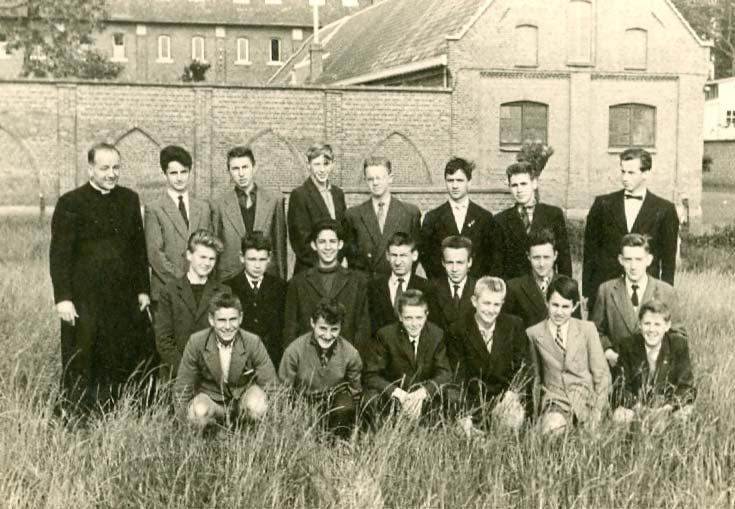 Schooljaar 1959-60: 4de B Bovenaan: Felix Amerijckx (sdb), Carlos Vermeulen, Guido De Maertelaere, Pieter (?