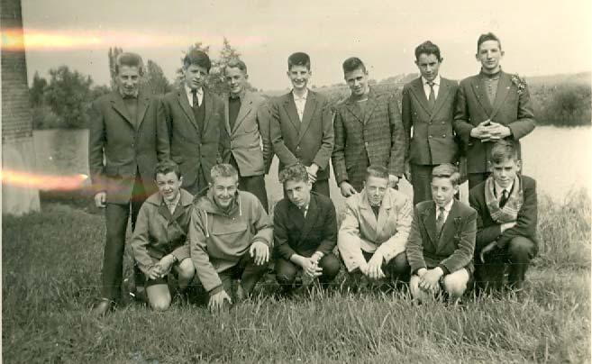Schooljaar 1960-61: 3de Bovenaan: Robert Coens, Leopold Ryserhove, Jan Gysel, Chris De Ganck, Eric Laureyns, Gaby De Boever, Marc