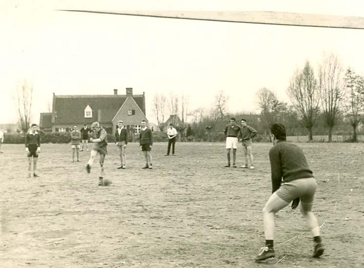 Schooljaar 1960-61 Voetbalmatch derdes of poesis tegen vierdes of derdes in Sint-Denijs-Westrem: Arnold Strobbe scoort (?