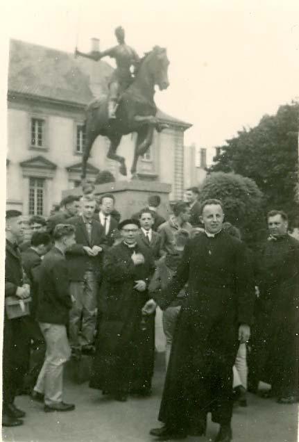 Vakantie na Schooljaar 1961-62: Italiëreis, bij standbeeld van Jeanne d Arc in Rouen Carlo De Vos, Henri Christien, Arnold Strobbe, Michaël