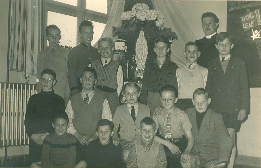 Schooljaar 1957-58: 6de A, Bovenaan rechts: Emiel Van Herck (sdb) Bovenaan: De Naeyer, Yvan Scherpenberg, Jan Gysel, Chris De Ganck, Willy Maenhaut, Walter