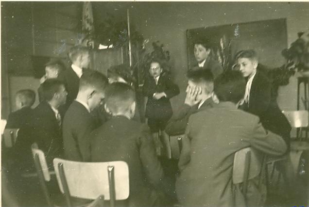 Schooljaar 1958-59: 5de A Centraal: Alain Decatelle; rechts ervan: Jules Thienpondt (1964LG), Henri