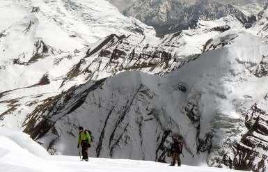 Hoogte Bij tochten in Nepal is een verblijf op hoogtes boven de 3000 meter geen uitzondering. Van tevoren is niet te bepalen wie moeite zal hebben met de hoogte.