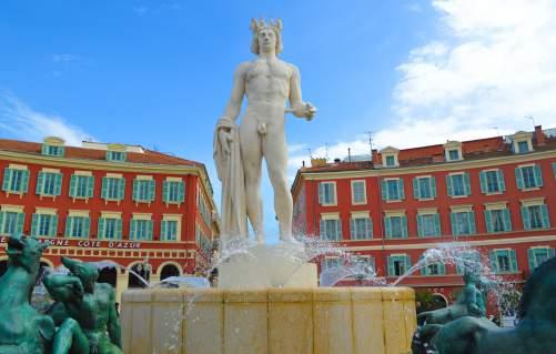 Wandeling doorheen de oude stad, van het Place Masséna naar de Cours Saleya, het belangrijkste en levendigste plein van le Vieux- Nice met zijn bloemen- en fruitmarkt.