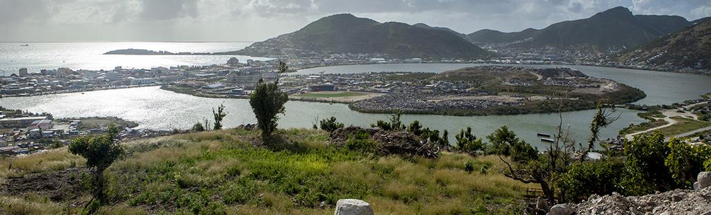 Wat een puinhoop Orkaanafval en werkgelegenheid als grondstoffen om het toeristische Sint-Maarten weer te laten floreren.