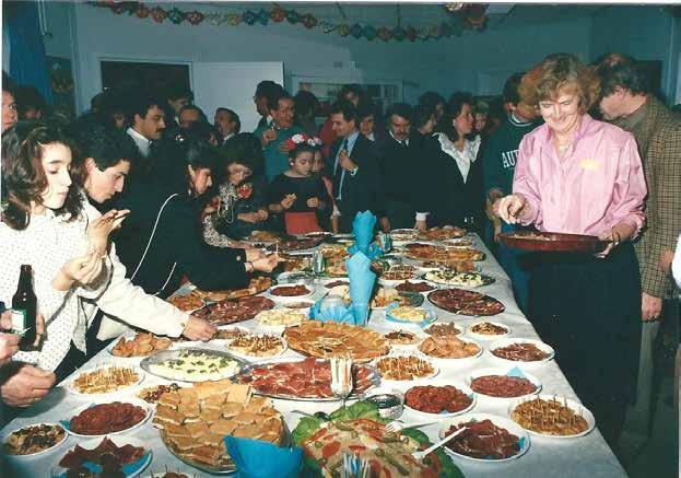 Een tafel vol thuisgemaakte Spaanse hapjes en gerechten voor een feestelijk samenzijn in het centrum. Spaanse moeders hadden er vaak uren voor in de keuken gestaan.