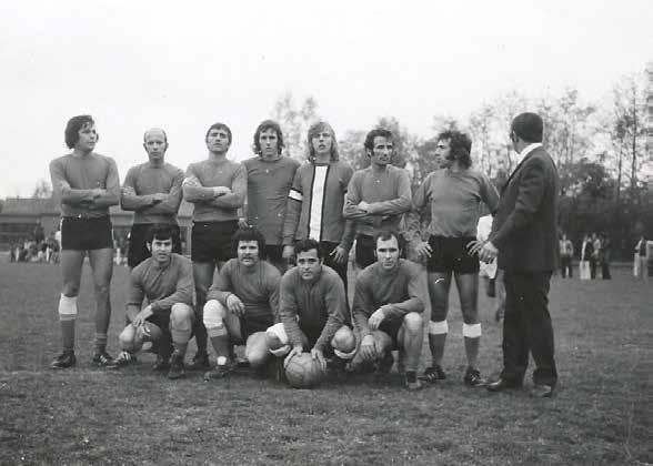 De voetballers van het Spaanse cultureel centrum in Hilversum. Voetbal was altijd een welkome afleiding. Ze mochten ook graag wedstrijden in het gemeentelijk sportpark bezoeken.