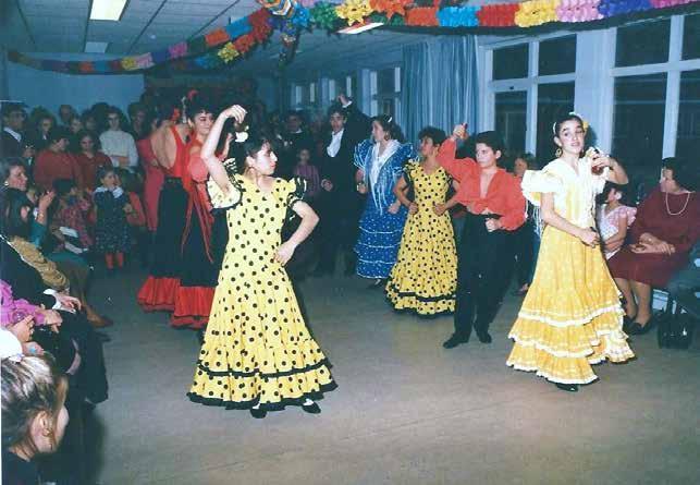 Jonge dochters van Spaanse werknemers zetten regelmatig, uitgedost in fraaie feestjurken, hun beste beentje voor bij uitvoeringen in het Spaanse centrum.