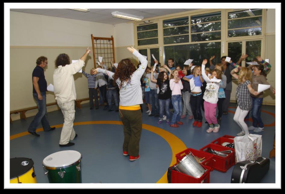 MUZIEKTHEATER PROEFTUIN Tijdens de naschoolse workshops op de Van Reenenschool zal de ervaren theatermaker Rita van Samba Salad de kinderen laten proeven van de grote en veelzijdige