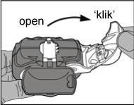Het gebruik van de inhalator Houd de inhalator vast zoals op de plaatjes is aangegeven. 1. Openen Doe het beschermkapje naar beneden open. U ziet nu het mondstuk.