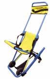 De stoel is een kruising tussen een dubbelgeklapte brancard en een lichtgewicht rolstoel. Collega s of BHV-ers die de stoel bedienen moeten hier goed in geoefend zijn!