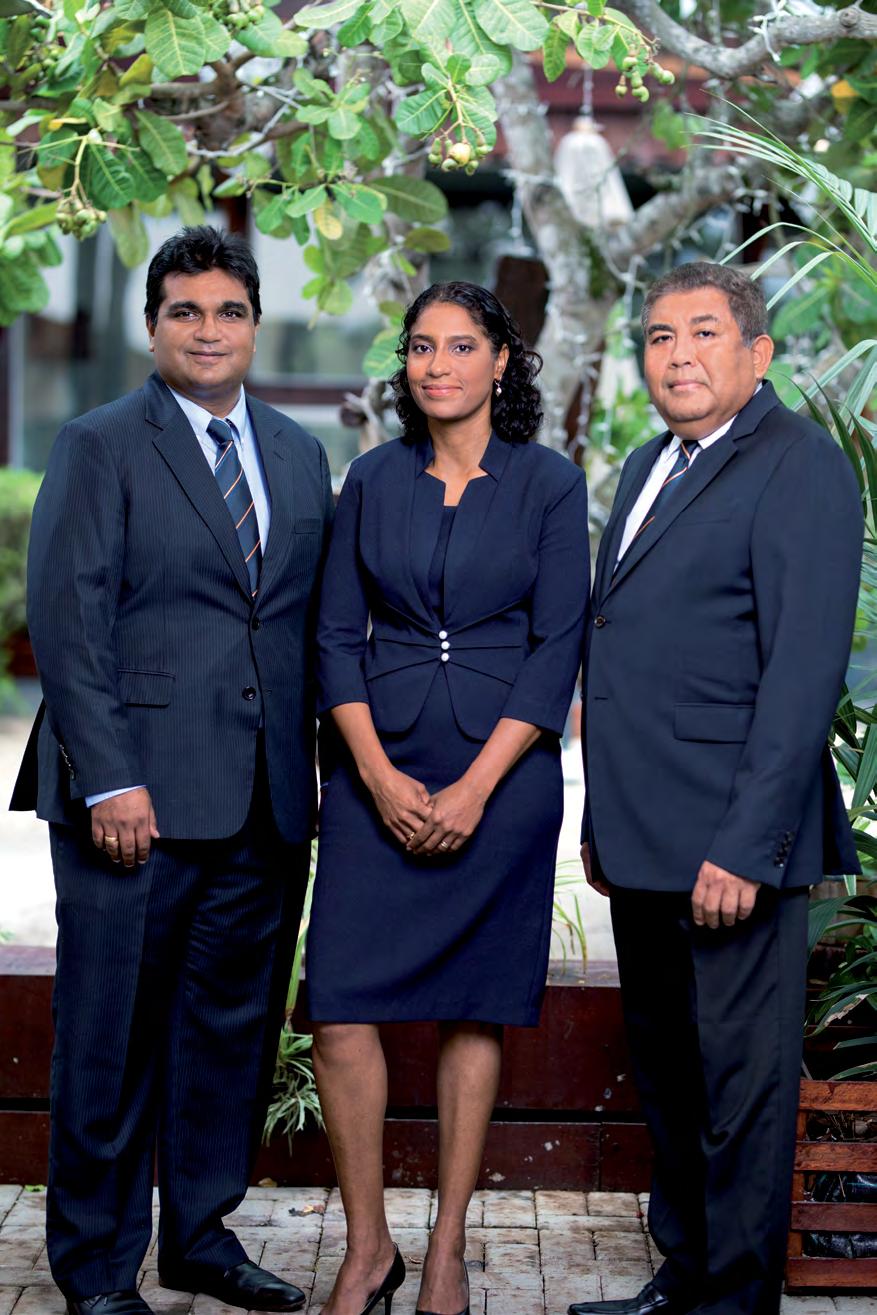 Directieteam Hakrinbank van links naar rechts: Drs. R.P.V. Sheorajpanday Commercieel Directeur Drs. M.