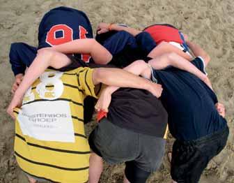 FOTO: INTERNET Duwen en bal veroveren RUGBY SPECIFIEKE HANDELINGEN De scrum De scrum om het spel te hervatten wordt geformeerd op de plek waar een lichte overtreding was gemaakt.