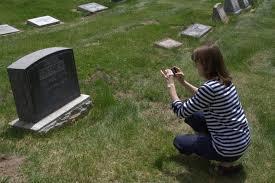 Dikwijls zijn er ook op de graven foto's aangebracht van de overledenen en deze worden dan ook op die manier ook vereeuwigd.