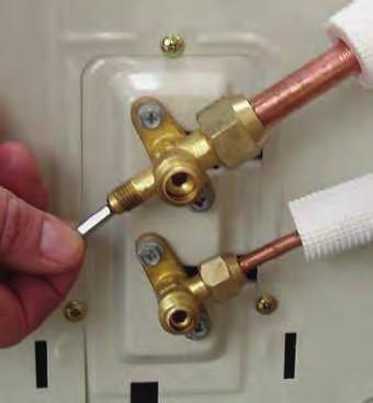 Druk vervolgens met bijvoorbeeld een kleine schroevendraaier het ventiel aan de aansluiting met de dikke leiding exact 10 seconden in.