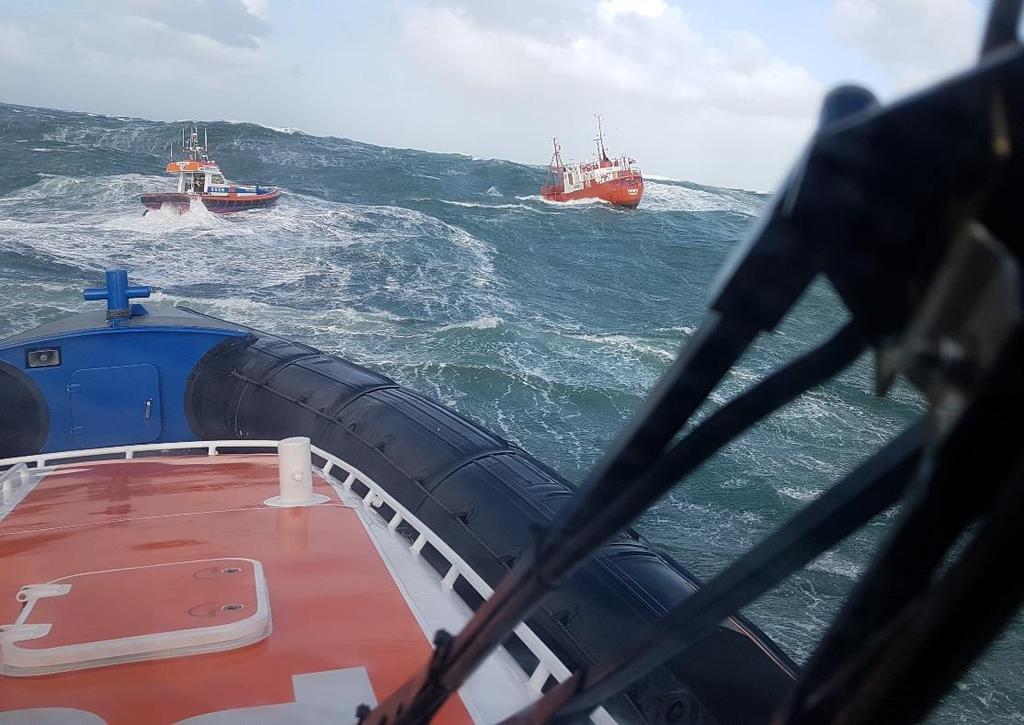 VAKMANSCHAP OP ZEE Terschelling Paal 8 / West-Terschelling / Ameland- Ballum - 29 oktober 2017 - wind NW 10 Schipper Henk Spanjer van reddingstation Paal 8 luistert naar de scanner als er een mayday