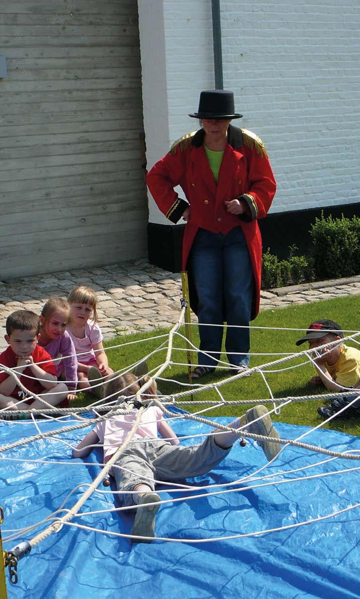 BASISONDERWIJS 2 e - 3 e kleuter CIRCUS KRIEBEL De circusdirecteur wordt gek! Alle circusdieren zijn ontsnapt. Vanavond is er een voorstelling. Wat nu?