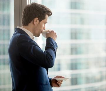 8 Stijging levensverwachting lijkt te stagneren Ook in deze situatie krijgen de hoger opgeleiden nog twee jaar langer AOW dan de lager opgeleiden, maar de gelijkheid zit er nu in dat beide groepen