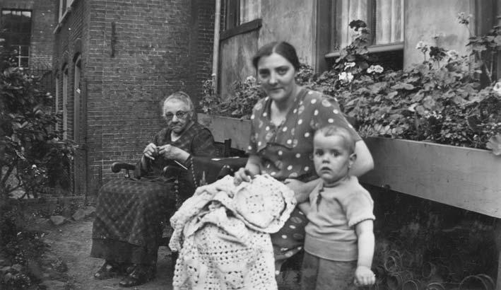 Pietertje Bakker met haar moeder Teuntje de Waard en een van haar neven geboren: overleden: getrouwd: