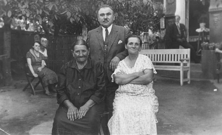 Jolán Edelényi Szabó met haar moeder Rosalia László en haar echtgenoot Imre Tóth met links op de achtergrond Lenke Tóth en Vilmos Tóth en in