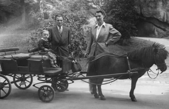 Imre Tóth met zijn vrouw Márja en zijn dochter Zsuzsa in de dierentuin geboren: overleden: