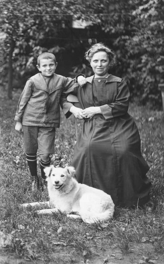 Magdalena Wilhelmina van de Weg met Imre Tóth en de hond Cora geboren: overleden: getrouwd: