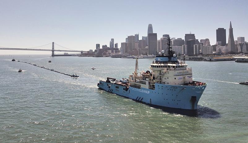 MÆRSK LAUNCHER, IMO 9425746, met Ocean Cleanup System 001 vertrokken vanuit San Francisco richting de Grote Oceaan.