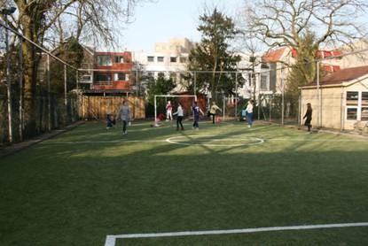 Tevens zijn staan er een biljarttafel, een tafeltennistafel en een voetbalspel in de Keet. Kortom; voor ieder kind wat wils! Ons grote buitenspeelterrein biedt ook vele mogelijkheden.