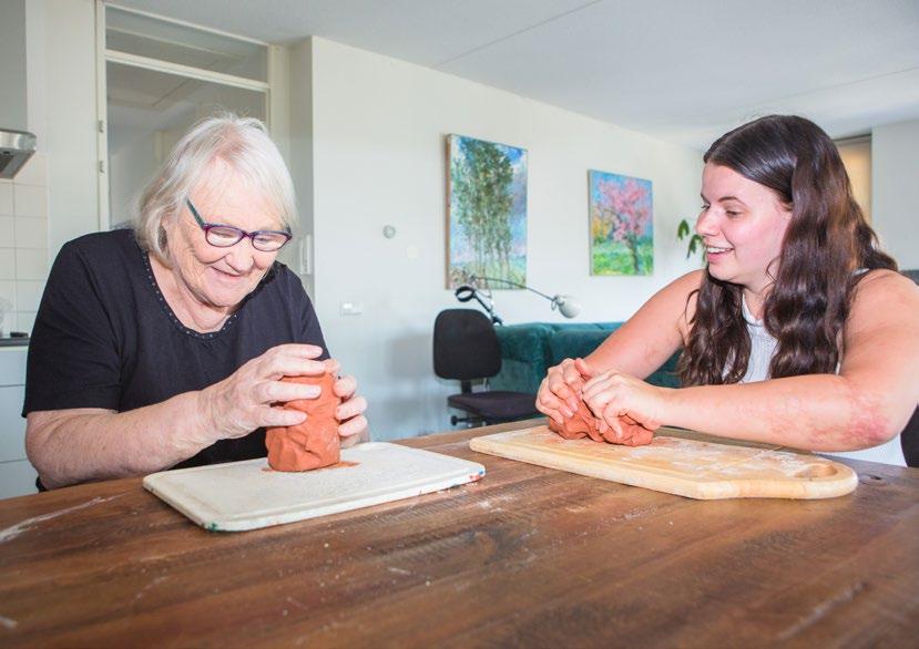 Hulpvraagster Els (l) heeft een vorm van dementie en kan thuis blijven wonen omdat ze veel begeleiding krijgt. Haar Handjehelpen stagiair Sylvie (r) is een mooie aanvulling op de formele thuiszorg.