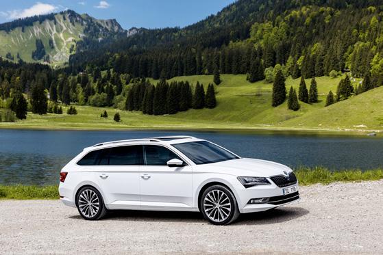 Persbericht, pagina 2 van 8 Op het gebied van connectiviteit biedt de nieuwe ŠKODA Superb Combi topkwaliteit.