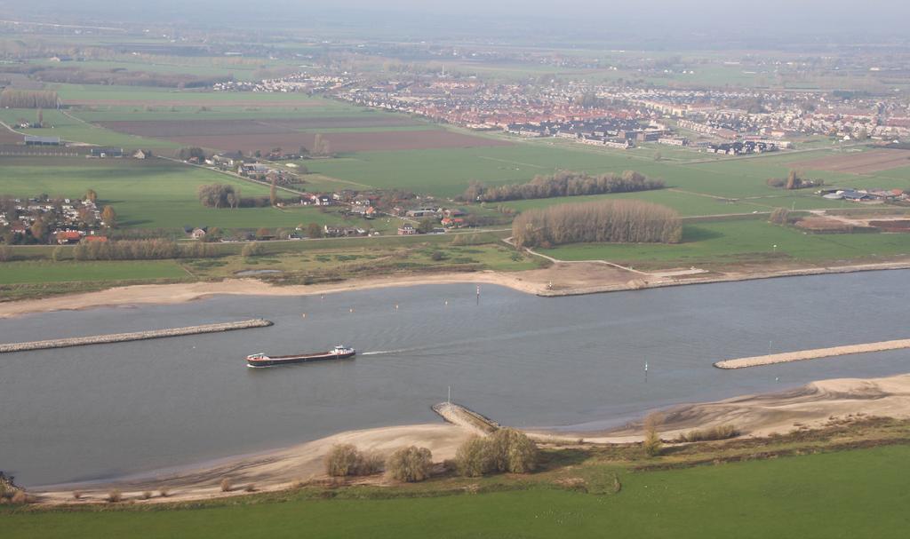 Waarom dit onderzoek? Foto: Beeldbank Rijkswaterstaat In 2015 zijn de kribben in de twee binnenbochten van de Waal op het traject Wamel-Ophemert vervangen door langsdammen.