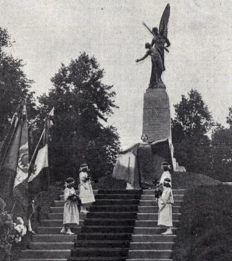 Toelichting Omgeving en plaatsing van het monument Het Monument voor de helden van Ukkel is op een heuvel geplaatst en bereik je via een stenen trap.
