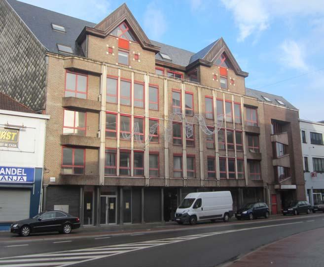 Gent Dampoort. De eigendom omvat o.a. een ondergrondse parking, een handelsgelijkvloers (ca. 2.000m²), een dakparking, kantoren (ca. 1.600m²),.