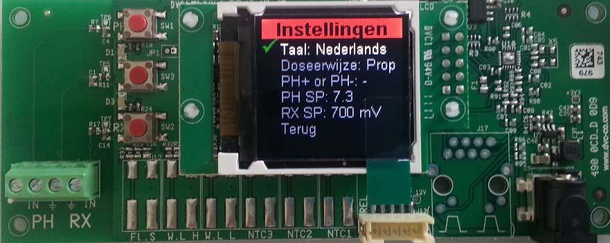 Instellen van parameters Een aantal parameters moeten worden ingesteld. Druk op de middelste toets. U krijgt het volgende scherm te zien: 1 Taal U kan een (andere) taal instellen.