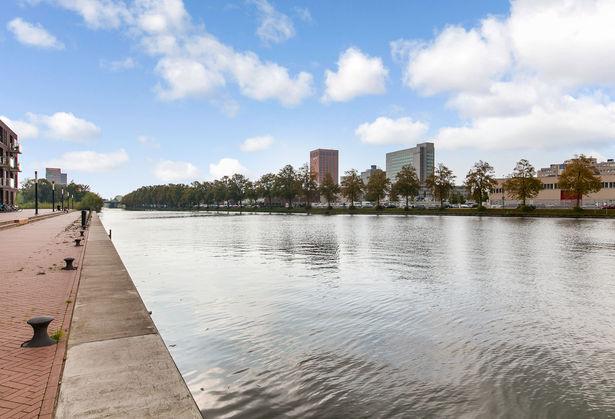 In Hoograven is een winkelcentrum gelegen aan t Goylaan. Je fiets zo naar het voormalige Rotsoord terrein, waar nu diverse horecagelegenheden zijn gevestigd.