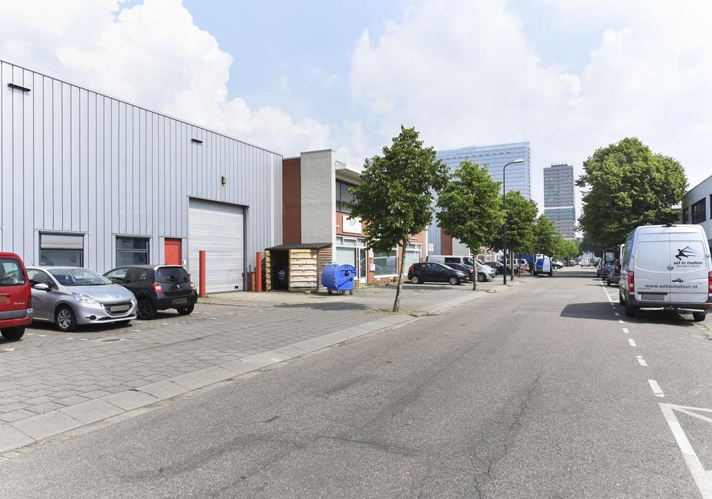 Omgevingsfactoren Het object is gelegen op een zeer centrale locatie in bedrijventerrein 'De Plaspoelpolder' en op loopafstand van station Rijswijk en winkelcentrum 'In de Bogaard'.