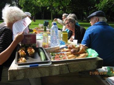 Sommige groepen zijn al tijden actief: de leesclub, de poëzie-leesclub, de wandelclubs, het koor, de jeu de boules