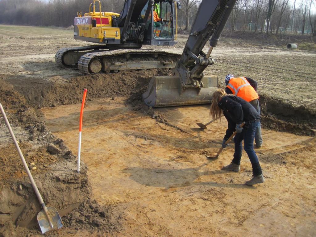 Hoofdstuk 2 Werkwijze en opgravingsstrategie Conform de opgelegde voorschriften werden de proefsleuven aangelegd met een graafmachine op rupsbanden met een platte graafbak (fig. 2.1).