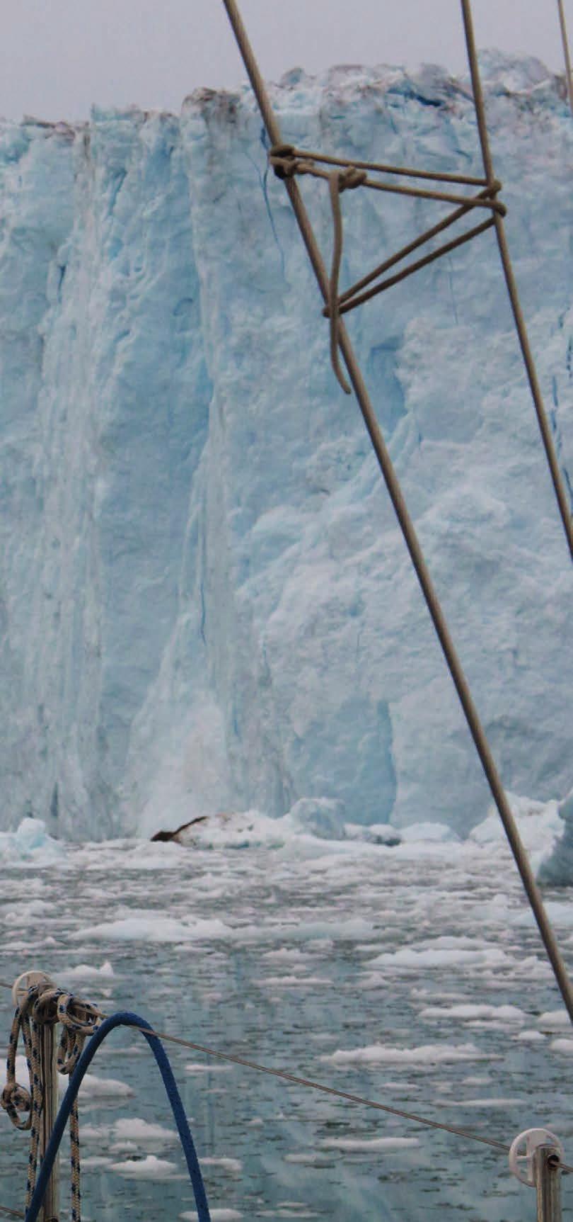 De boeg tegen het ijs en dan flink het gas erop DOORGANG Midden op zee drijft een enorme ijsberg.