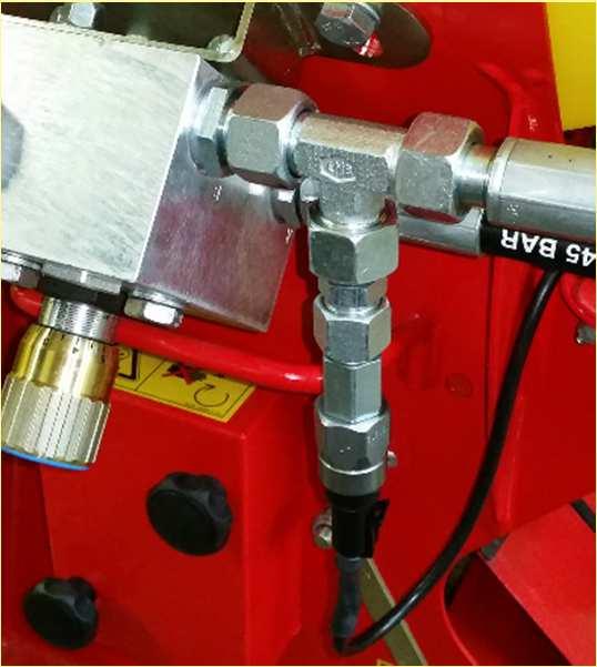 De hydraulische schakelaar (Afbeelding 22) meldt op de computer wanneer de druk in de tankleiding van de hydraulische motor te hoog (10 bar) is. Hierdoor kan de dichting worden vernield.