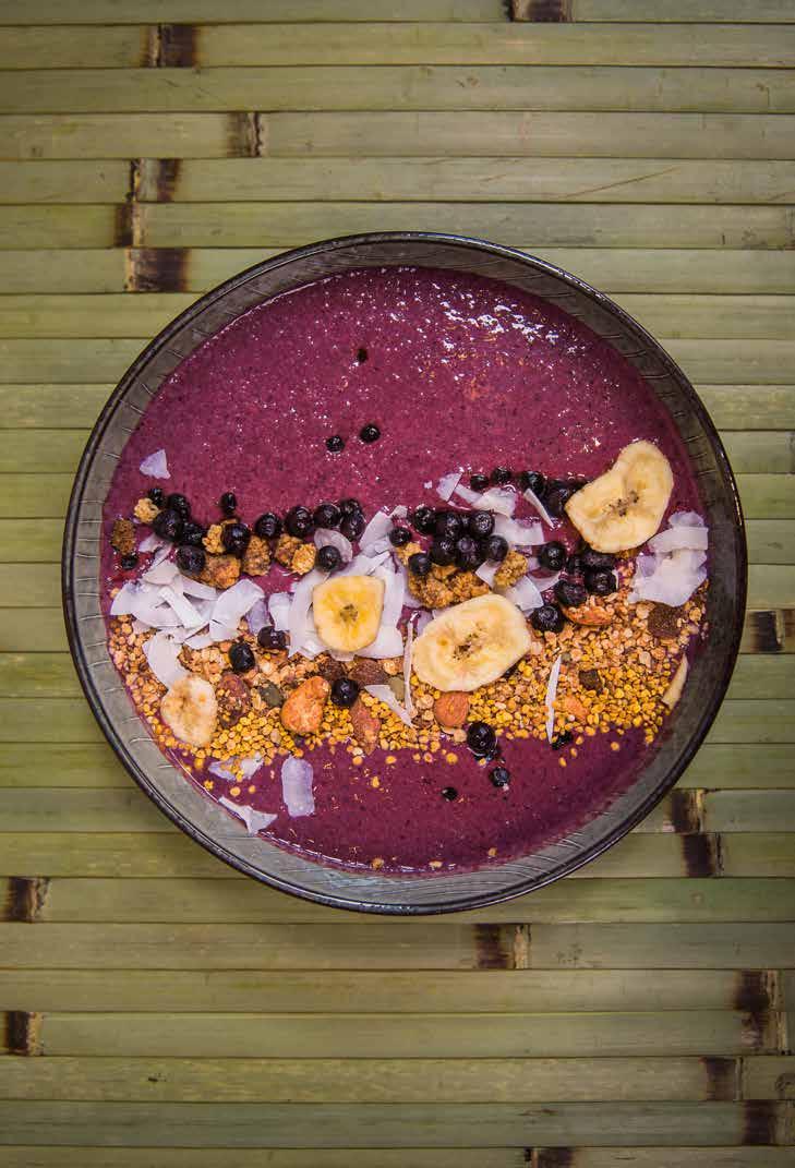 RECEPT: BLUEBERRY SMOOTHIE BOWL Yes! Bij deze krijg je een gratis recept uit mijn boek. Het recept voor een van mijn meest favoriete ontbijtjes: de blueberry smoothie bowl!