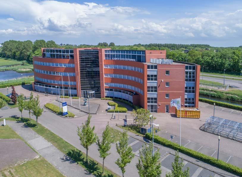 ALKMAAR - COMENIUSSTRAAT 10 Hoogwaardige gerenoveerde kantooruimte in De Kamer van Alkmaar. Metrage : Vanaf circa 125 m 2 BVO. Aanvaarding : In overleg. Huurprijs : Vanaf 1.