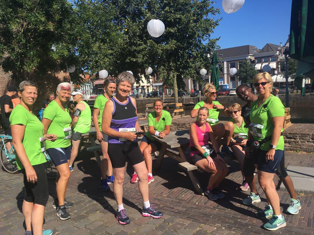 Algemeen nieuws De UrbanTrail van Zwolle Zondag 8 Juli 2018 Een stralende zondag om 8.30, 11 Dames op weg naar Zwolle. Voor sommigen de eerste UrbanTrail voor anderen de tweede.