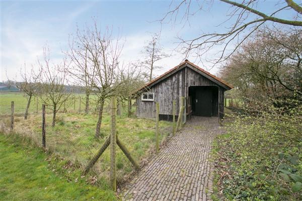 Bijgebouwen: Schuur met kippenhok: De schuur is opgetrokken uit hout en voorzien van een betonvloer,