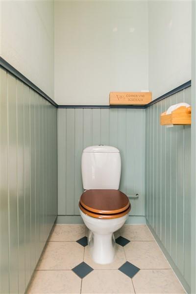 De toiletruimte is op dezelfde manier afgewerkt als de badkamer en