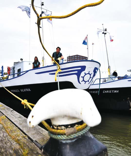 Op zee is je werkterrein de brug, terwijl je in de haven vaak aan dek werkt. Daar voer je taken uit als laden en lossen.